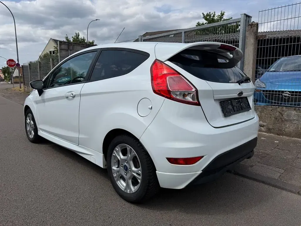 Gebraucht Ford Fiesta Trend 82 PS (60 kW) 2014 Weiß Kleinwagen