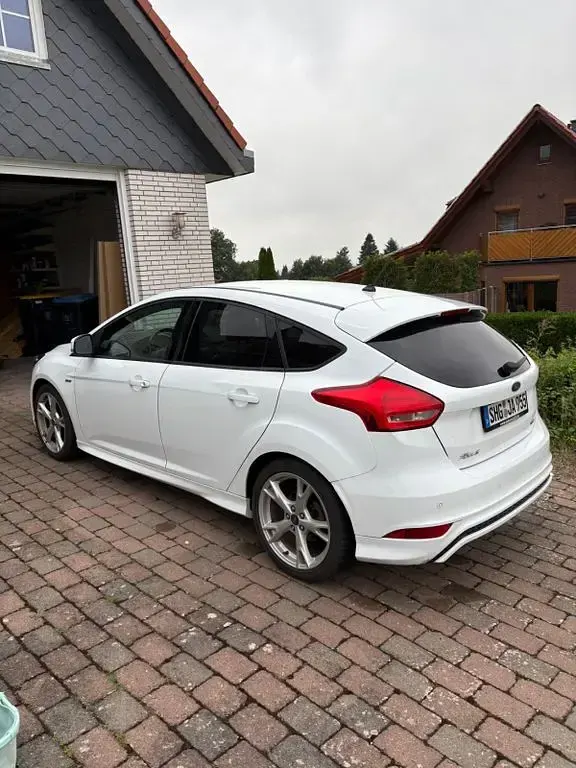 Gebraucht Ford Focus ST-Line 125 PS (91 kW) 2018 Weiß Limousine