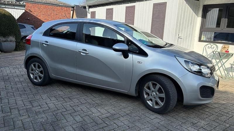 Gebraucht Kia Rio Edition 7 109 PS (80 kW) 2011 Grau Limousine