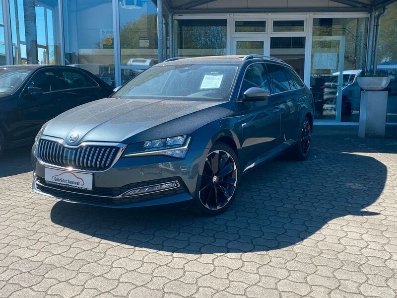 Grau Gebraucht 2021 Skoda Superb Style Kombi | 28.400 € (Teuer) - Bild 1/4