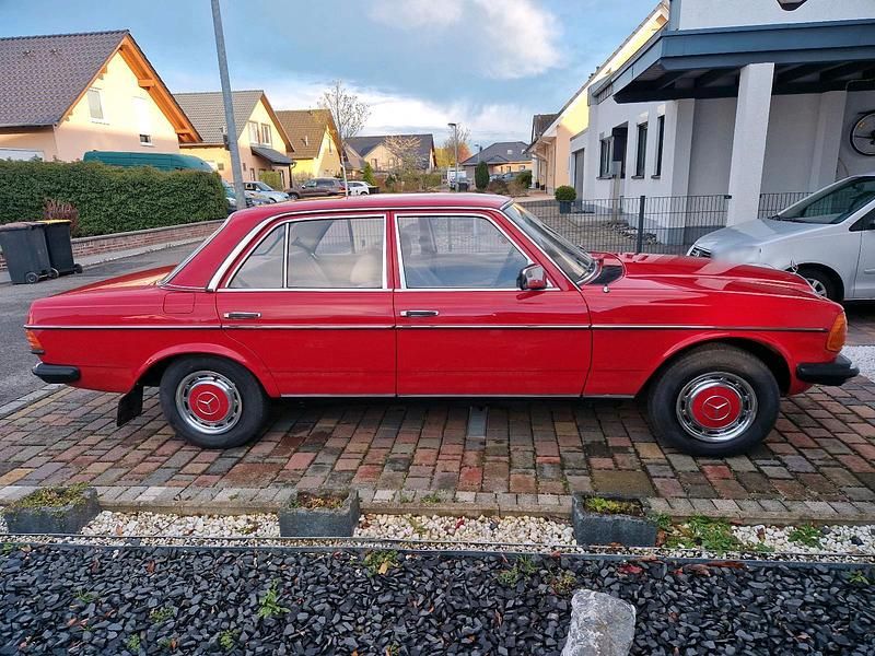 Gebraucht Mercedes 200 56 PS (41 kW) 1979 Rot Limousine