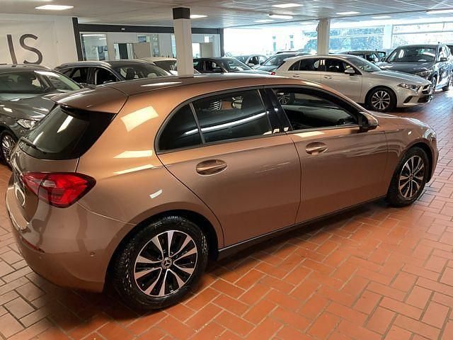 Gebraucht Mercedes A180 Business 136 PS (100 kW) 2021 Rosegold  metalliclack Limousine