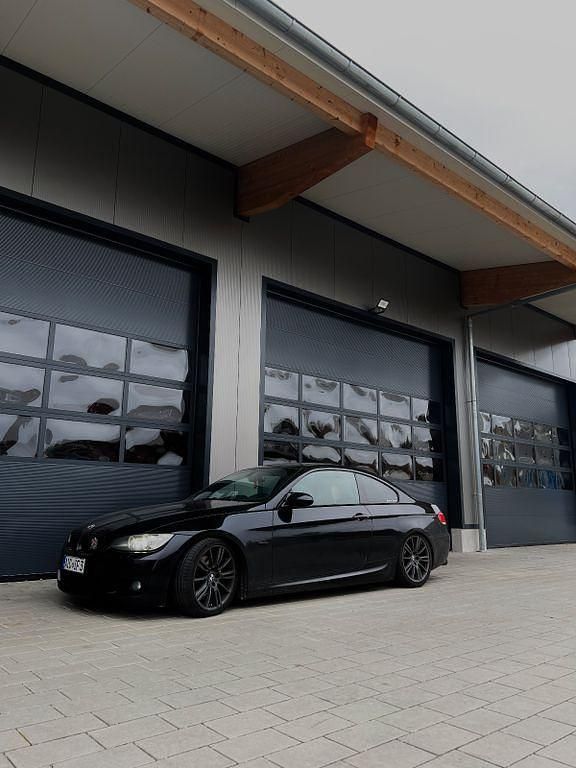 Schwarz Gebraucht 2009 BMW 320 Performance Coupé | 10.800 € (Teuer) - Bild 1/4