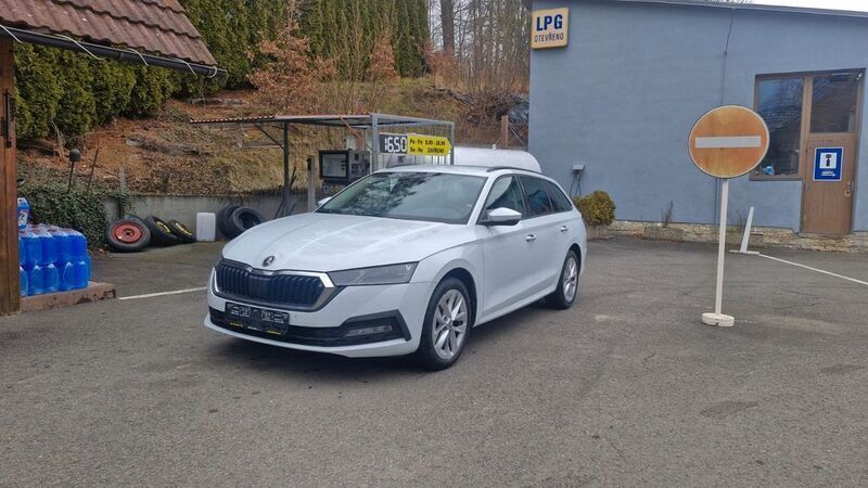 Weiß Gebraucht 2022 Skoda Octavia Ambition Limousine | 13.300 € (Guter Preis) - Bild 1/4
