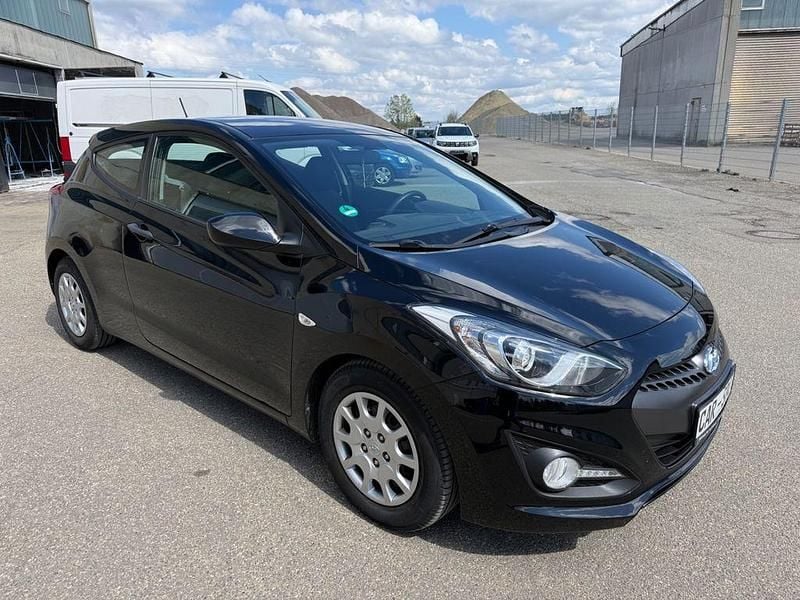 Usado Hyundai i30 Classic 99 CV (72 kW) 2013 Negro Coupe