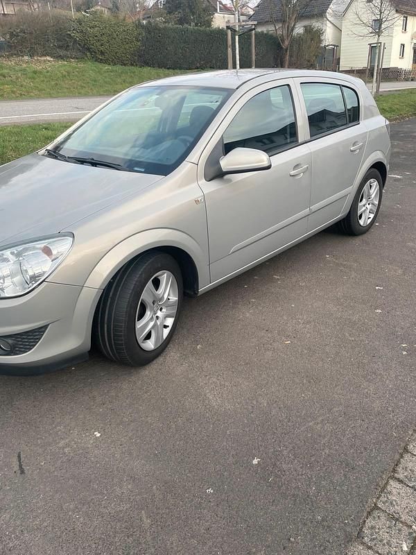 Gebraucht Opel Astra 105 PS (77 kW) 2008 Silber Limousine