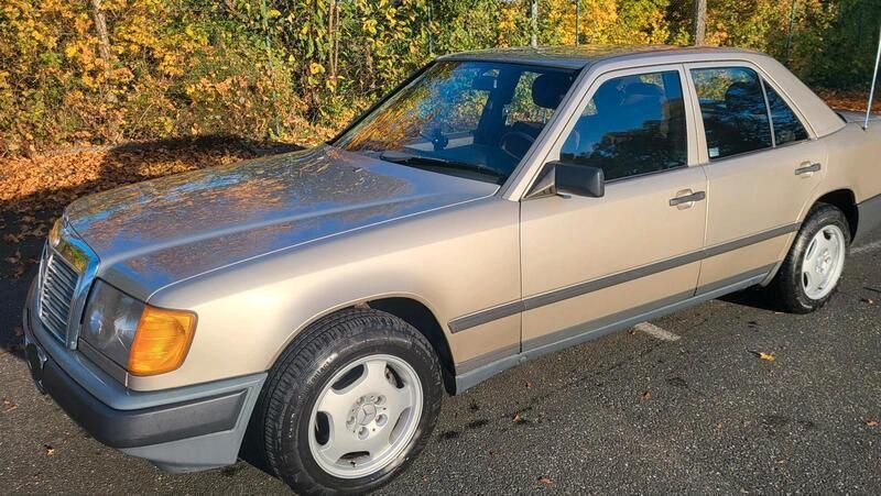 Gebraucht 1988 Mercedes E230 Limousine | 5.400 € - Bild 1/4