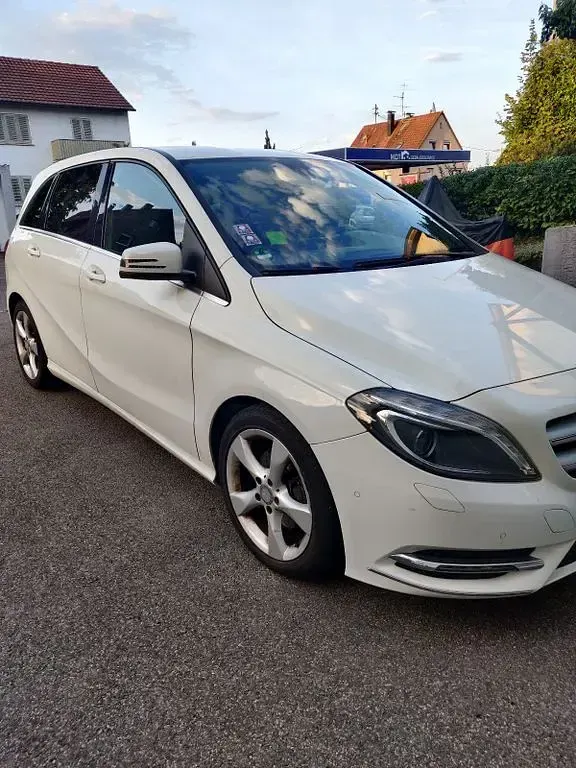 Gebraucht Mercedes B180 122 PS (89 kW) 2014 Weiß Kleinwagen