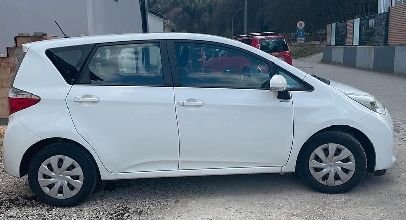 Gebraucht Toyota Verso-S 99 PS (72 kW) 2012 Weiß Van / Kleinbus