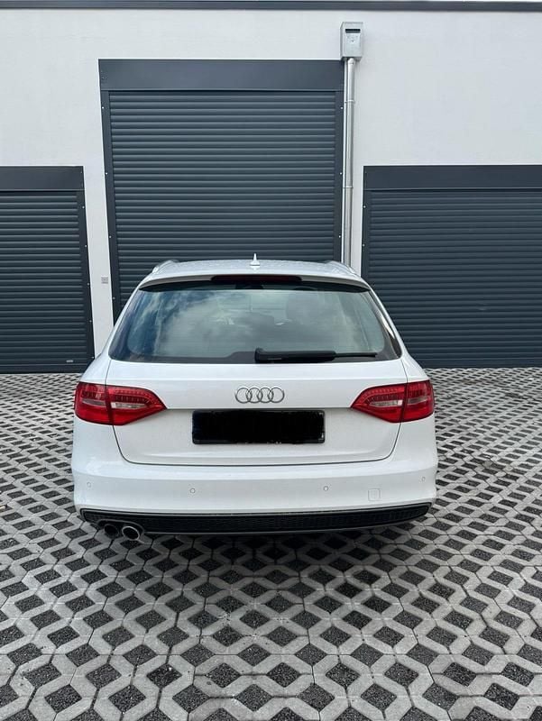 Weiß Gebraucht 2025 Audi A4 S-Line Kombi | 7.850 € - Bild 1/4