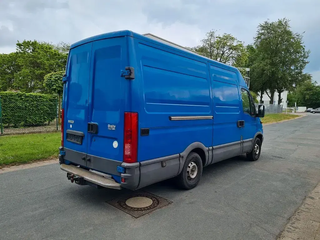 Second-hand Iveco Daily 116 CP (85 kW) 2003 Albastru Monovolum