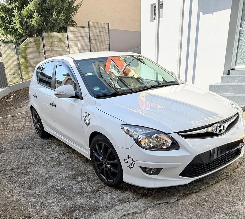 Gebraucht Hyundai i30 109 PS (80 kW) 2011 Weiß Kleinwagen