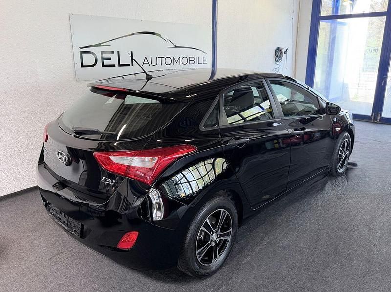 Gebraucht Hyundai i30 Edition 99 PS (72 kW) 2013 Schwarz Limousine