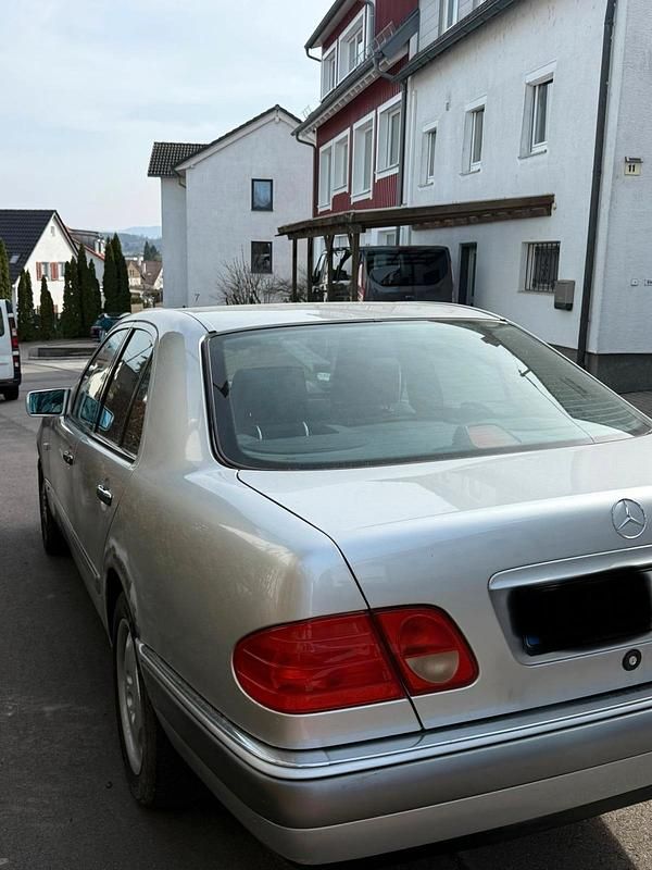 Gebraucht Mercedes E280 193 PS (141 kW) 1997 Silber Limousine
