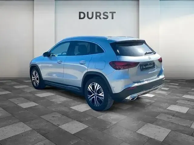 Gebraucht Mercedes GLA200 177 PS (130 kW) 2024 Silber SUV