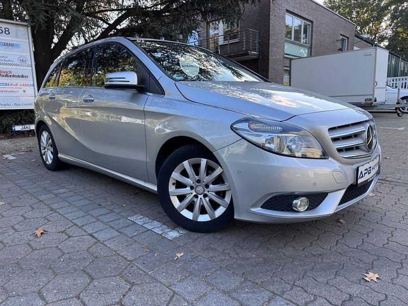 Silber Gebraucht 2014 Mercedes B180 Van / Kleinbus | 10.990 € (Guter Preis) - Bild 1/4