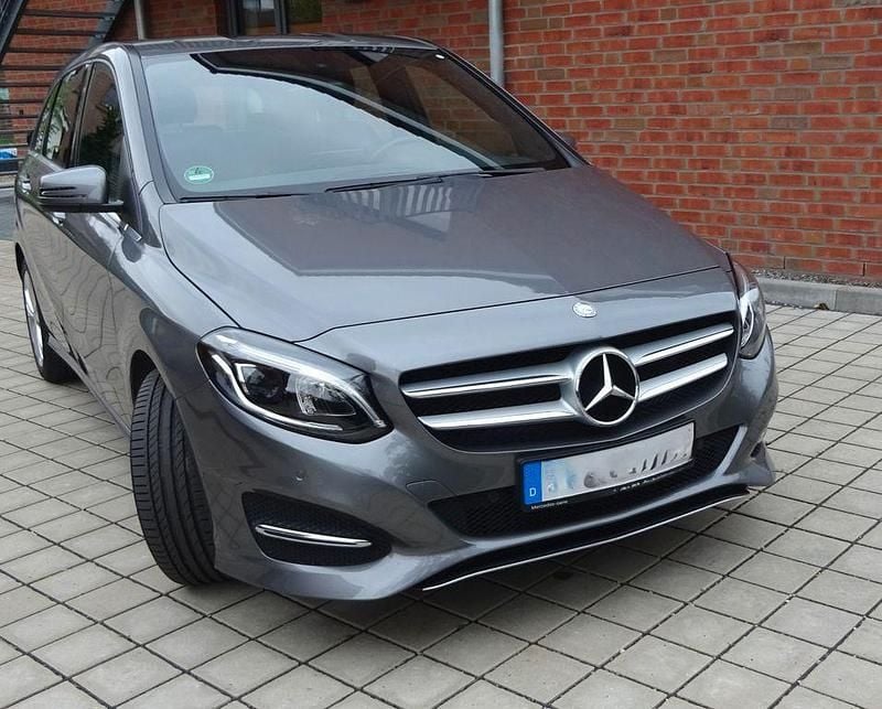 Grau Gebraucht 2016 Mercedes B180 Urban Van / Kleinbus | 13.800 € (Superpreis) - Bild 1/4
