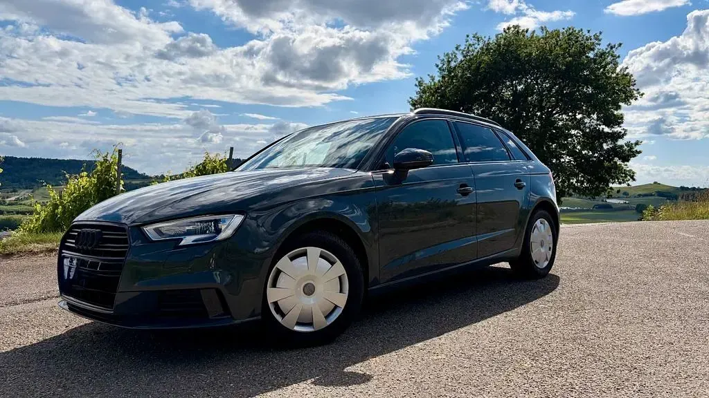 Gebraucht Audi A3 Sport 116 PS (85 kW) 2018 Grau Limousine