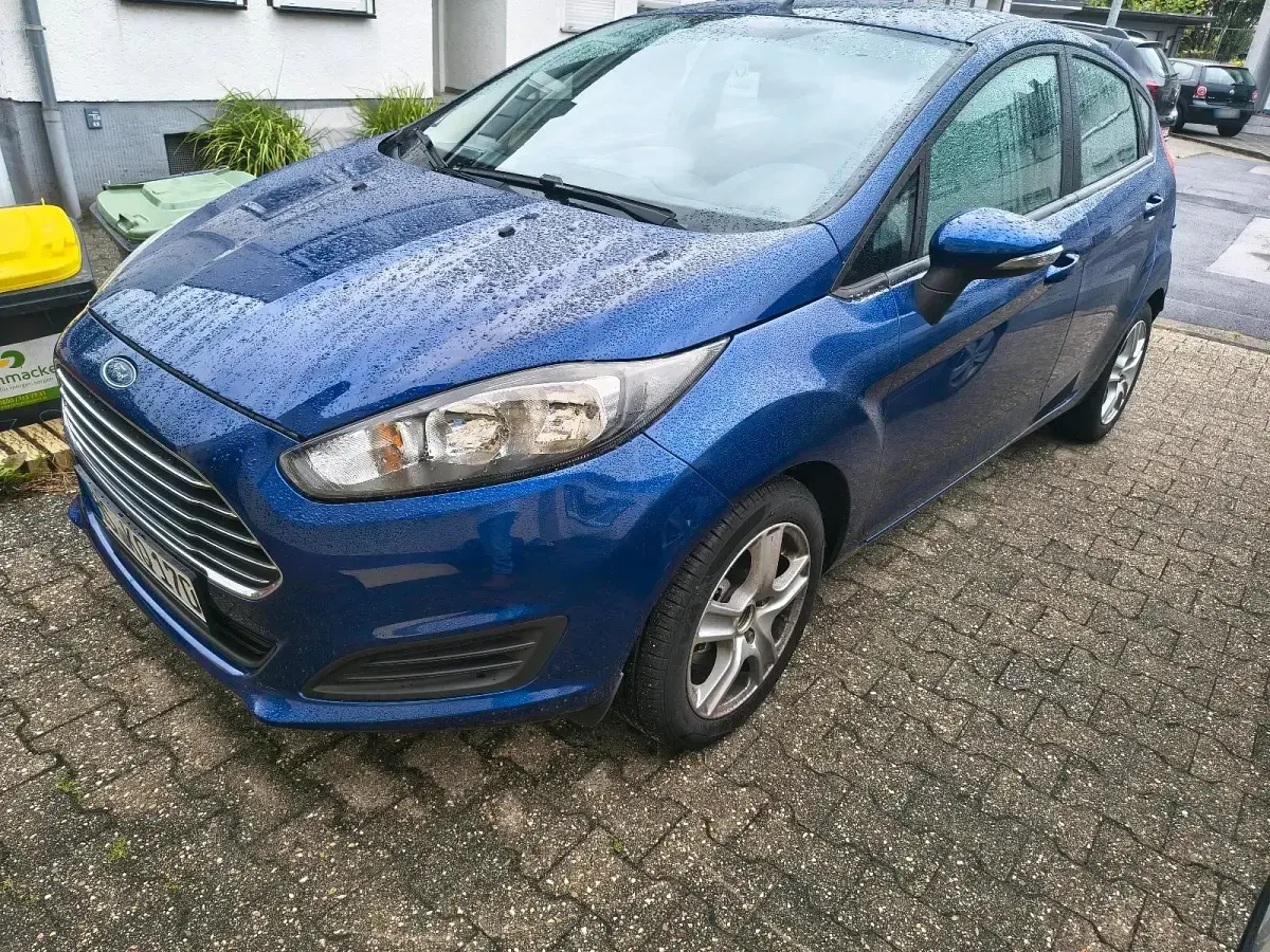 Gebraucht Ford Fiesta 95 PS (69 kW) 2014 Blau Kleinwagen