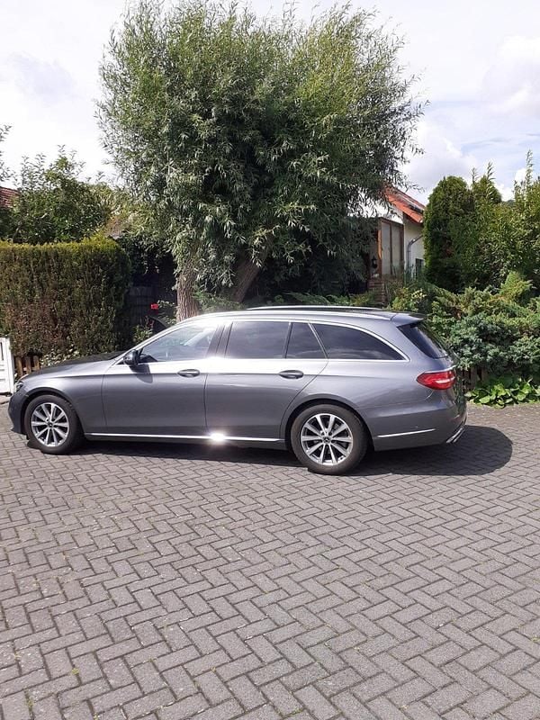 Grau Gebraucht 2019 Mercedes E200 Kombi | 25.950 € (Fairer Preis) - Bild 1/4