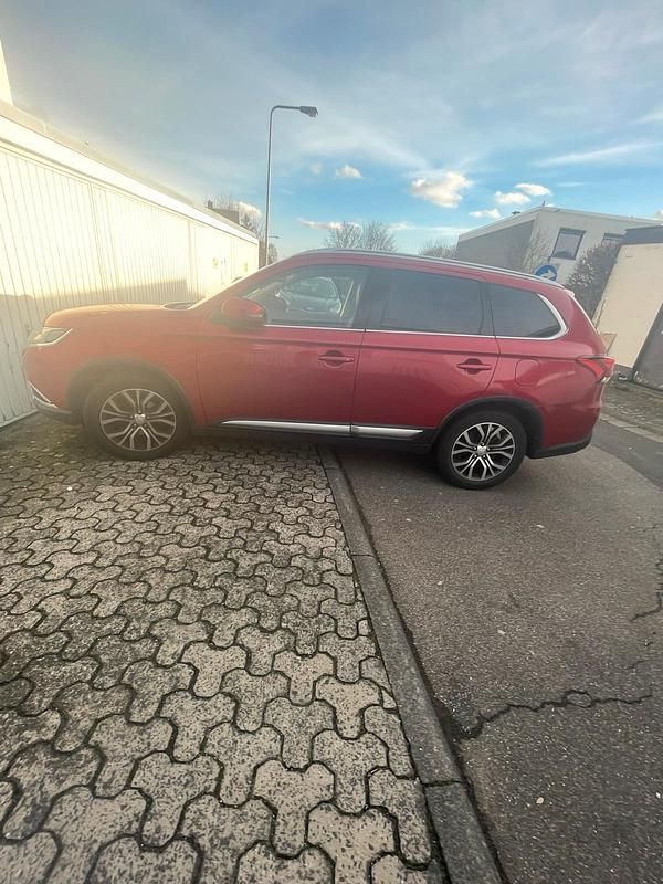 Gebraucht Mitsubishi Outlander 150 PS (110 kW) 2017 Rot SUV