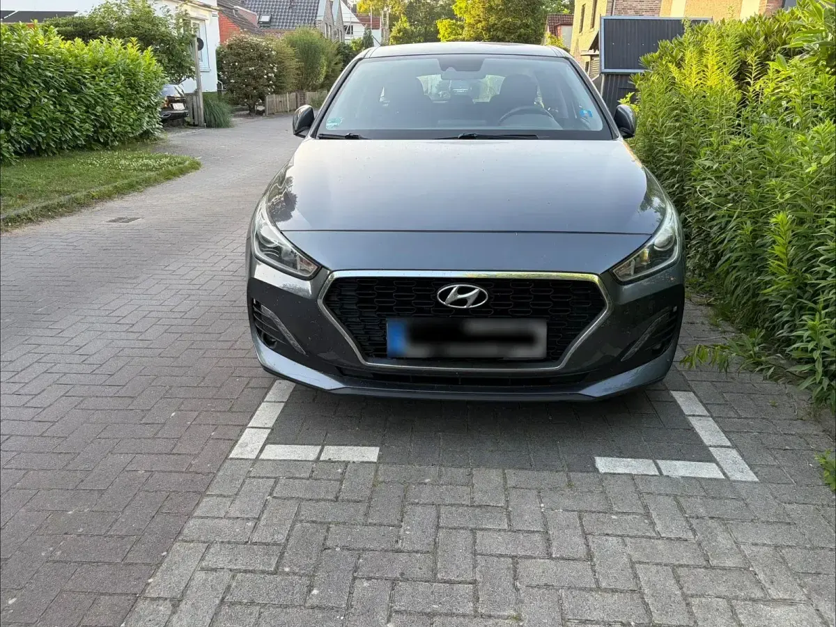 Gebraucht Hyundai i30 Select 99 PS (72 kW) 2018 Grau Limousine