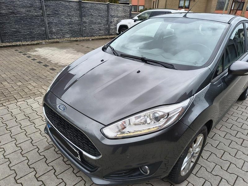 Gebraucht Ford Fiesta Celebration 80 PS (58 kW) 2016 Grau Kleinwagen
