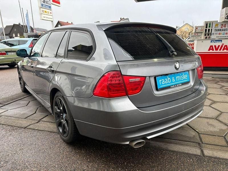 Gebraucht BMW 320 177 PS (130 kW) 2009 Grau Kombi