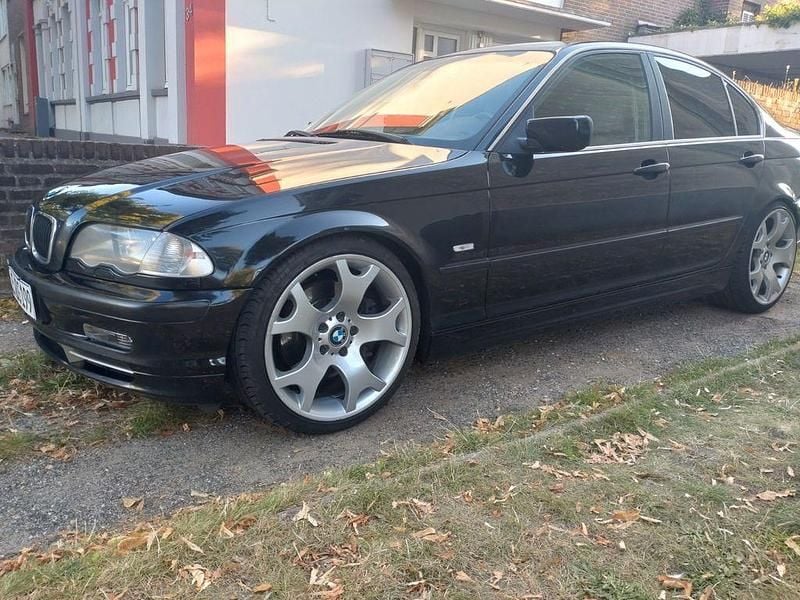 Schwarz Gebraucht 2001 BMW 330 Performance Limousine | 4.500 € (Fairer Preis) - Bild 1/4