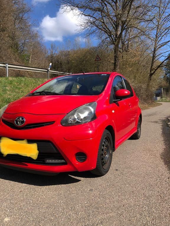 Gebraucht Toyota Aygo 68 PS (50 kW) 2014 Rot Kleinwagen