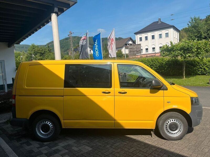 Second-hand VW T5 84 CP (61 kW) 2012 Galben Van
