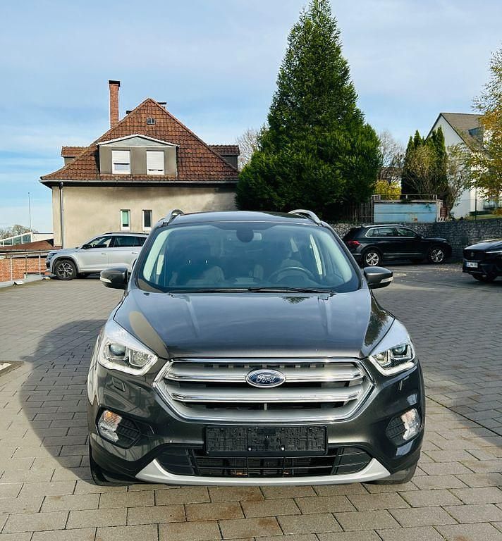 Gebraucht Ford Kuga Trend 150 PS (110 kW) 2018 Grau SUV