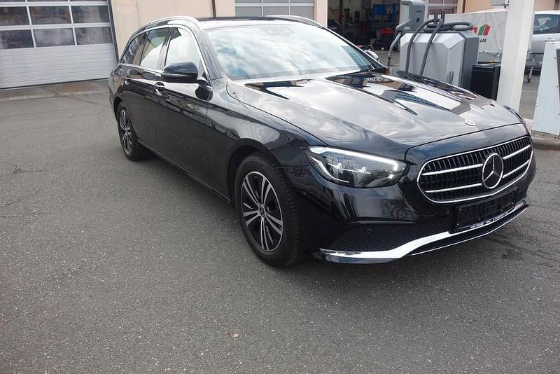 Gebraucht Mercedes E220 200 PS (147 kW) 2023 Obsidianschwarz Kombi