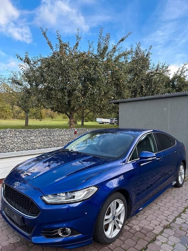Blau Gebraucht 2015 Ford Mondeo Titanium Limousine | 3.999 € - Bild 1/4