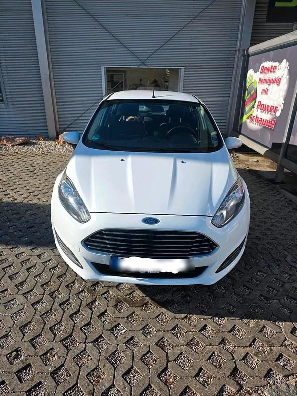 Weiß Gebraucht 2015 Ford Fiesta Kleinwagen | 4.230 € (Fairer Preis) - Bild 1/4