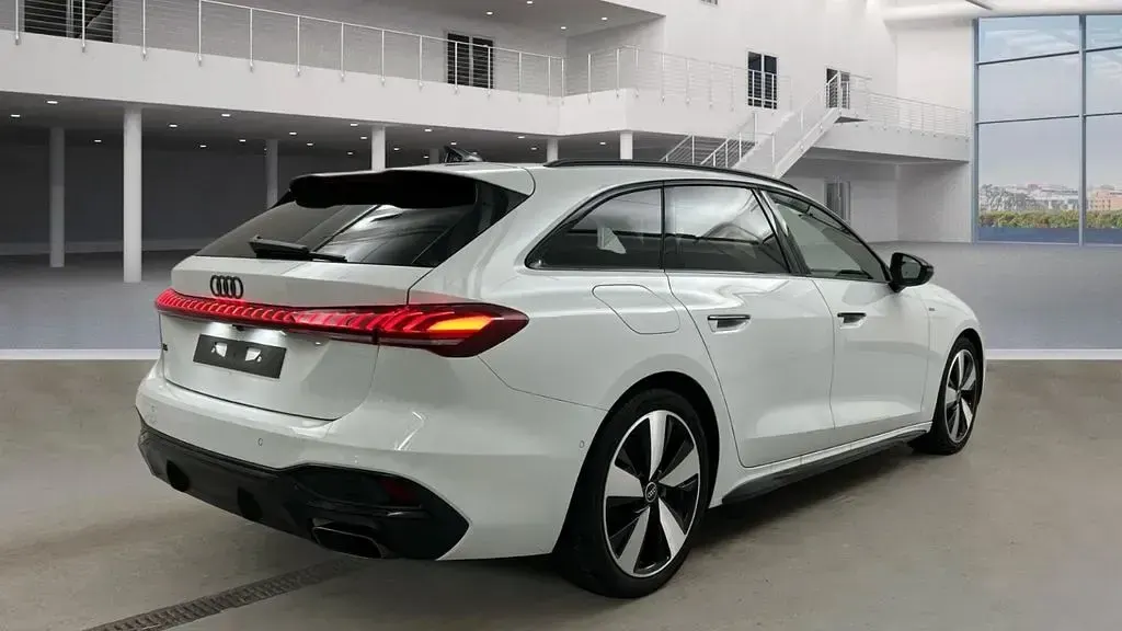 Second-hand Audi A5 S-line plus 204 CP (150 kW) 2025 Alb Break