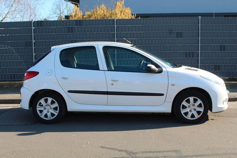 Weiß Gebraucht 2010 Peugeot 206 Limousine | 1.999 € (Fairer Preis) - Bild 1/4