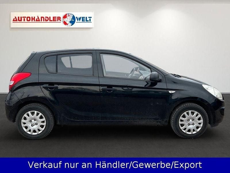 Gebraucht Hyundai i20 77 PS (56 kW) 2011 Schwarz Kleinwagen