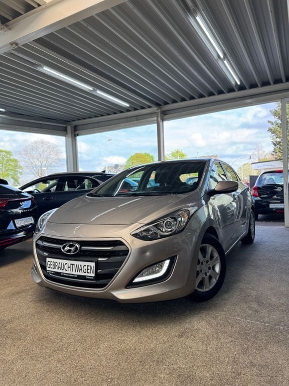 Weiß Gebraucht 2015 Hyundai i30 Trend Limousine | 9.990 € (Etwas zu teuer) - Bild 1/4