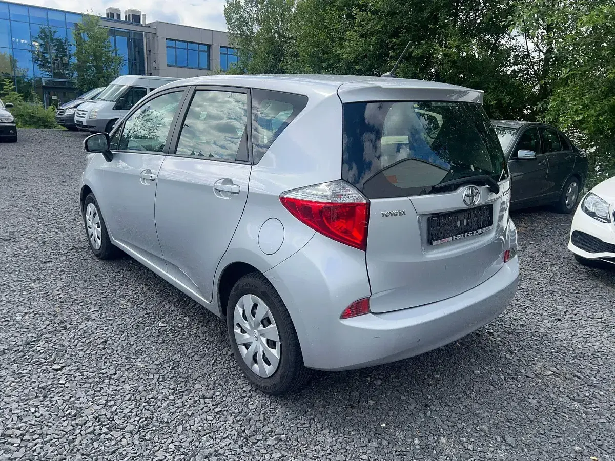 Gebraucht Toyota Verso-S Multidrive S 99 PS (72 kW) 2011 Grau Van / Kleinbus