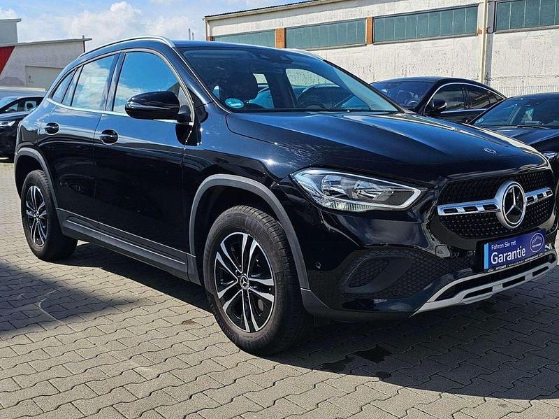 Nachtschwarz Gebraucht 2023 Mercedes GLA200 SUV | 29.990 € (Superpreis) - Bild 1/4