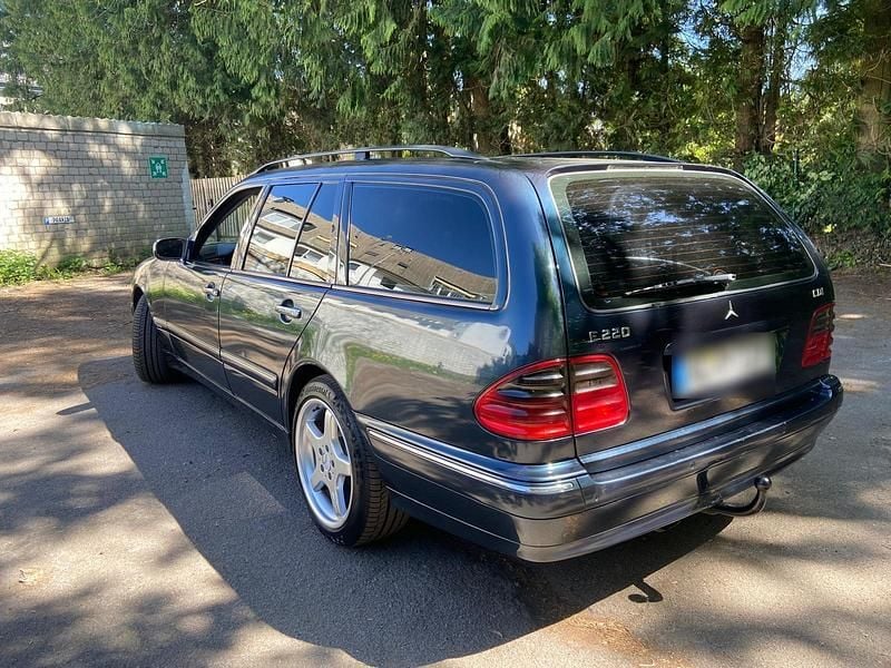 Usata Mercedes E220 143 CV (105 kW) 2000 Blu Station wagon