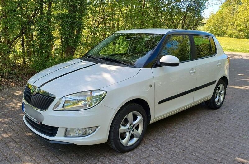 Weiß Gebraucht 2012 Skoda Fabia Ambition Kleinwagen | 4.390 € (Guter Preis) - Bild 1/4