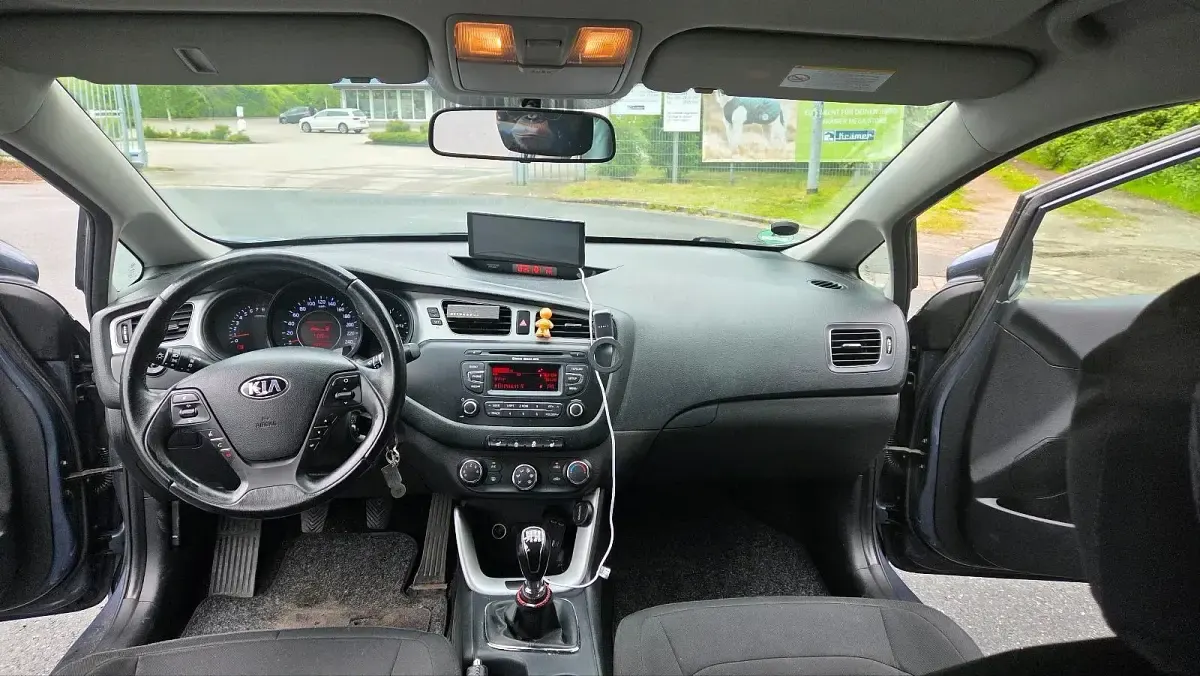 Używany Kia Ceed 116 KM (85 kW) 2013 Niebieski Hatchback