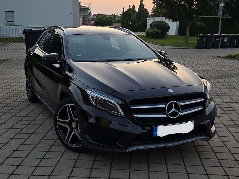 Schwarz Gebraucht 2014 Mercedes GLA250 AMG line SUV | 19.900 € (Fairer Preis) - Bild 1/4