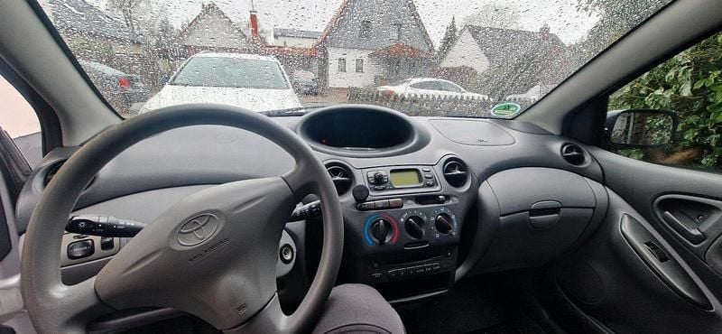 Gebraucht Toyota Yaris 87 PS (63 kW) 2003 Silber Kleinwagen