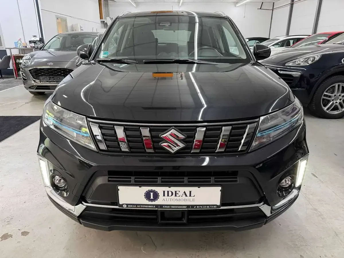 Gebraucht Suzuki Vitara Comfort 102 PS (75 kW) 2024 Schwarz SUV