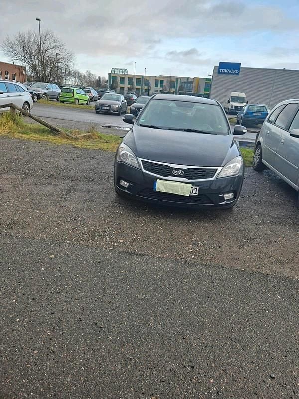 Gebraucht Kia Ceed 120 PS (88 kW) 2010 Schwarz Kleinwagen