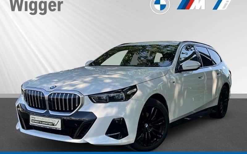 Weiß Gebraucht 2024 BMW 520 Comfort Edition Kombi | 53.900 € (Fairer Preis) - Bild 1/4