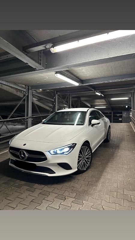 Weiß Gebraucht 2019 Mercedes CLA200 Coupé | 23.800 € (Fairer Preis) - Bild 1/4